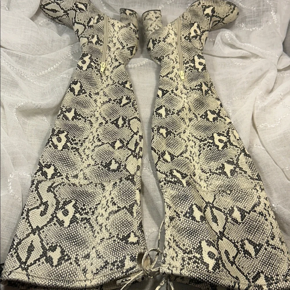 Unisa almost NEW Jaydi snake pattern thigh high heeled boots